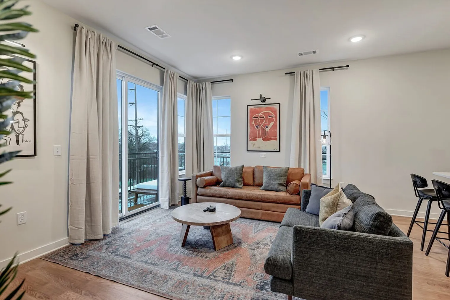 2 bed, 2.0 bath, 990 sqft, $3,890 — Photo 4