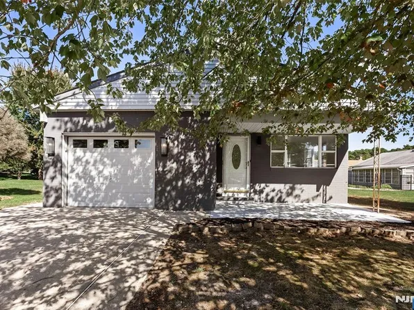 5 Saint Andrews Ct, Toms River, NJ 08757