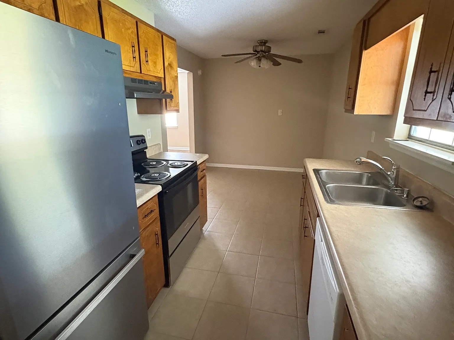 3 bed, 1.5 bath, 1067 sqft, $1,600 — Photo 4