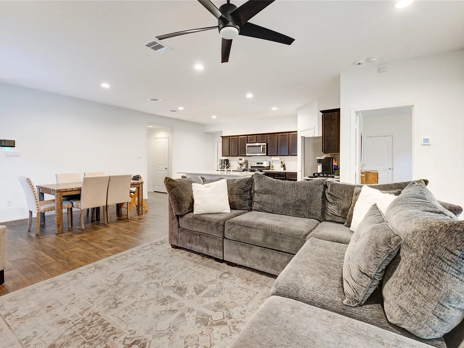3 bed, 4.0 bath, 1621 sqft, $2,200 — Photo 3