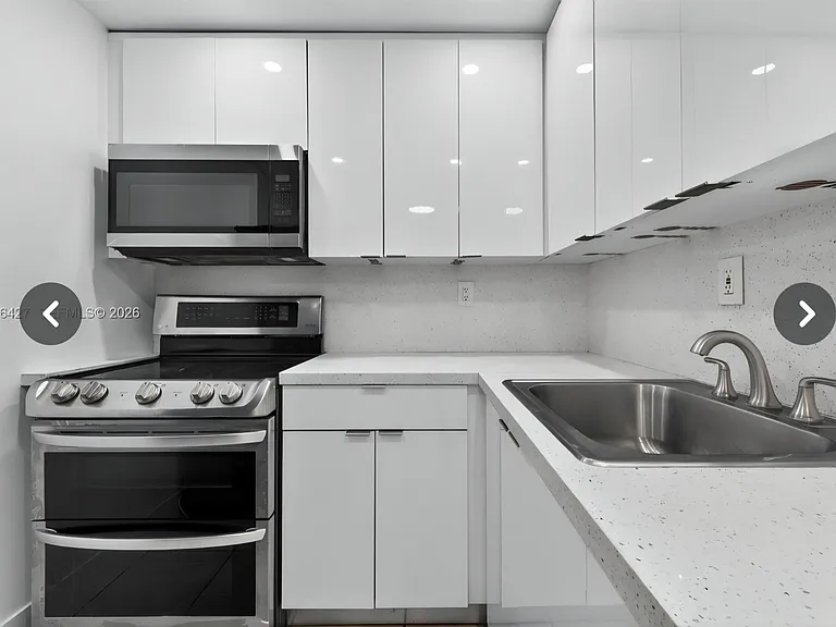 606 W 81st St #302 — Photo 15
