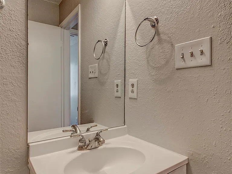 400 Hedgewood Dr #D — Photo 23