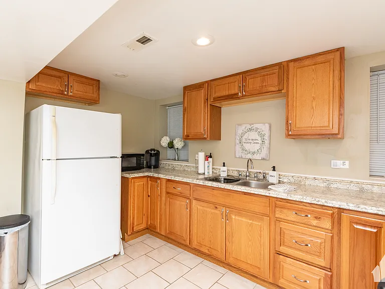 1332 W Barry Ave #GDN — Photo 3