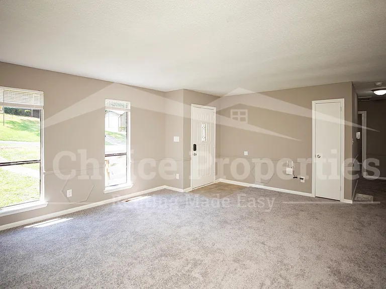 3142 Sleepy Hollow Dr — Photo 2