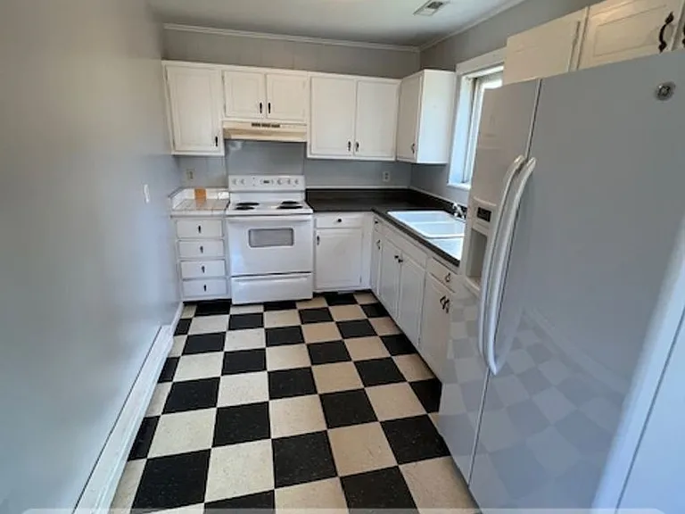 650 Walker St — Photo 4