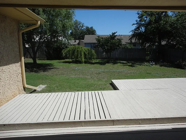 1033 W Queens St — Photo 3
