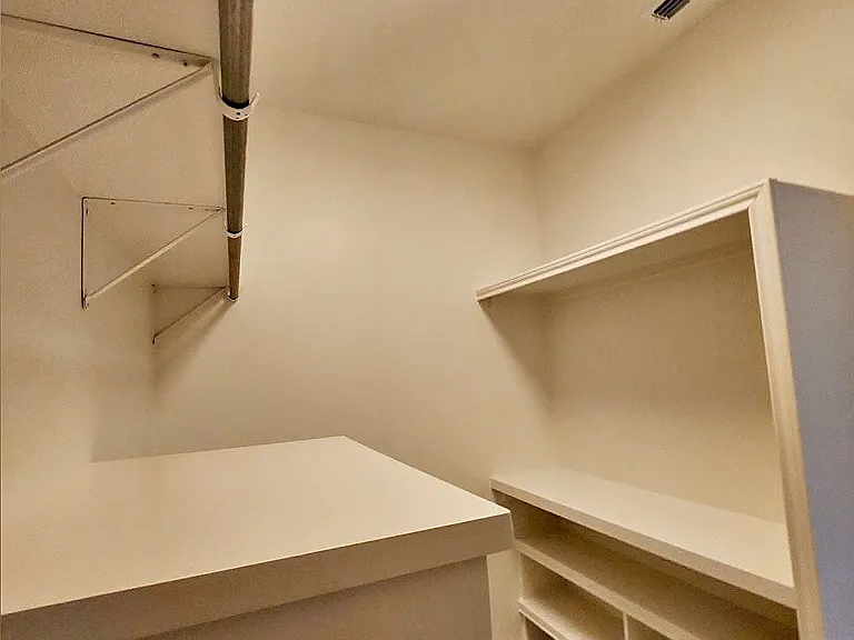 805 Woodridge Cir — Photo 32