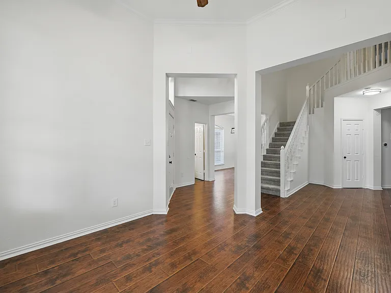 916 Sugarberry Ln — Photo 6