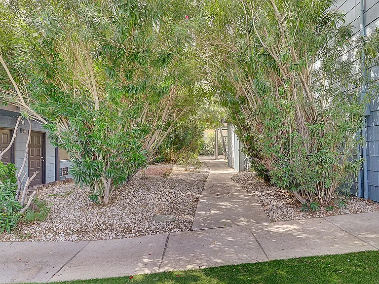 4050_Palos Verdes St-20