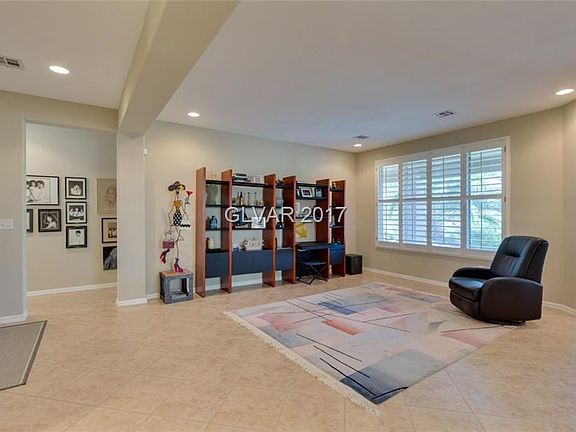 Spacious formal livingroom. Open concept floorplan