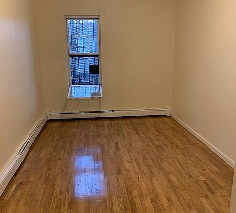3rd image of 2923 Radcliff Ave
