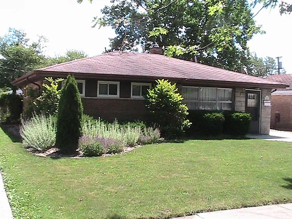 17319 Park Ave photo 1