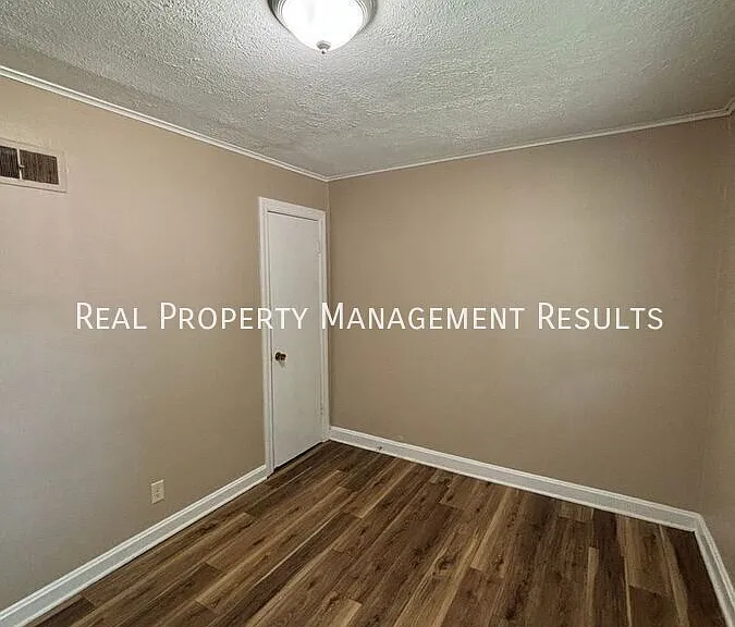 1500 S Harlan Ave #B — Photo 7
