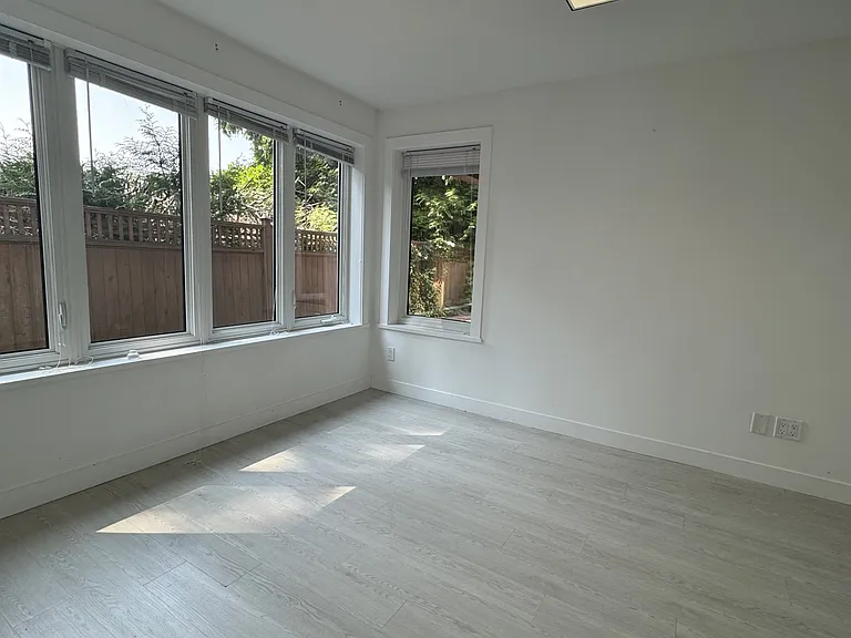 2410 Ottawa Ave — Photo 11