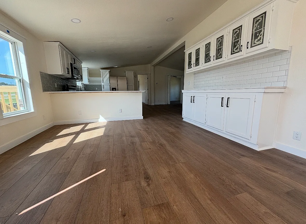 4 bed, 2052 sqft, $2,000 — Photo 4