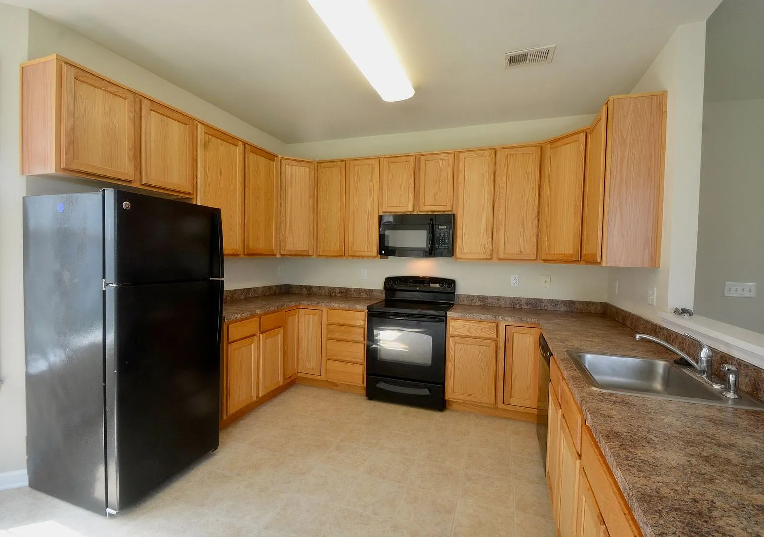 Ranch Home - 3 Bedroom Ranch Home with a 2 Car Garage — Photo 4