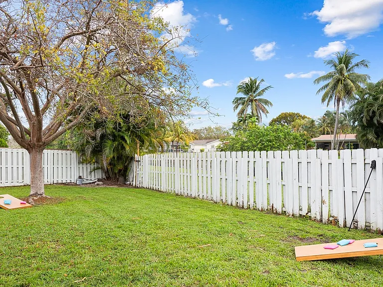 1010 NW 76th Ave — Photo 34