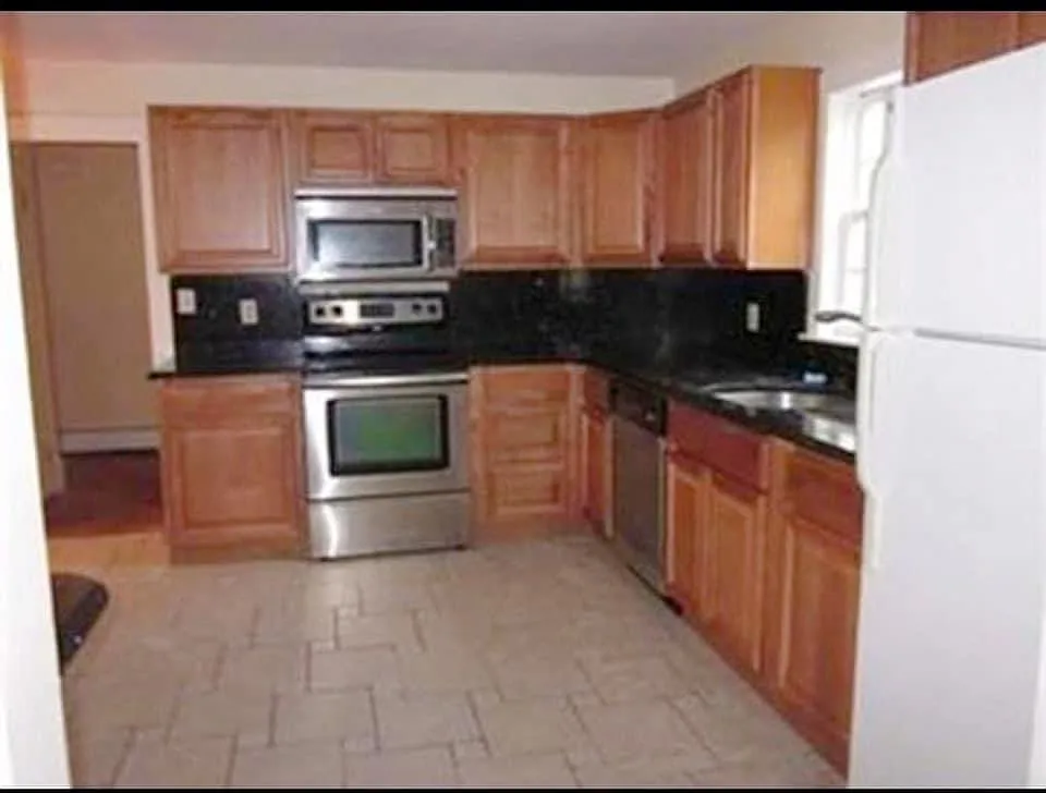 4 bed, 2656 sqft, $4,200 — Photo 4