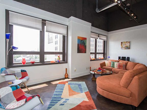 5th image of 323 W Broadway Unit 1004