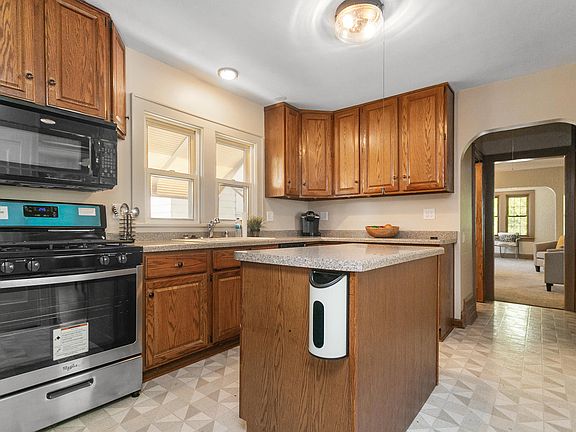 3rd image of 3241 W Lynndale Ave