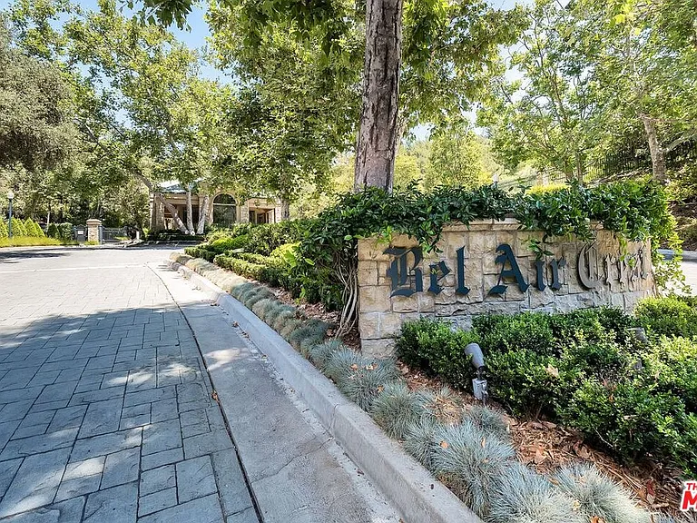 11815 Folkstone Ln — Photo 50