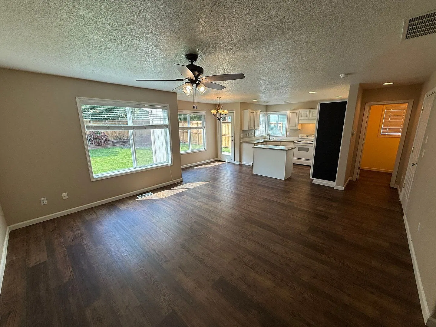 3 bed, 2.5 bath, 1444 sqft, $2,445 — Photo 2