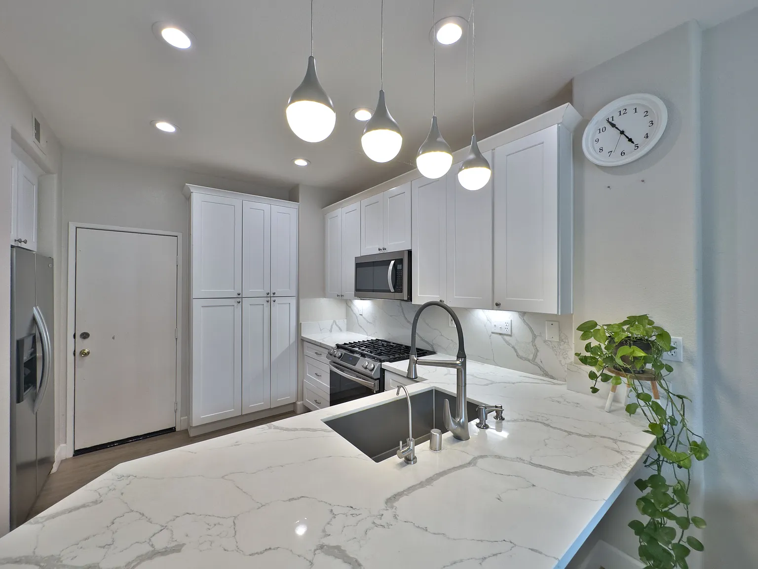 3 bed, 2.5 bath, 1321 sqft, $4,300 — Photo 4