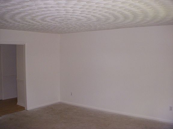 3rd image of 20 Carriage Hill Dr