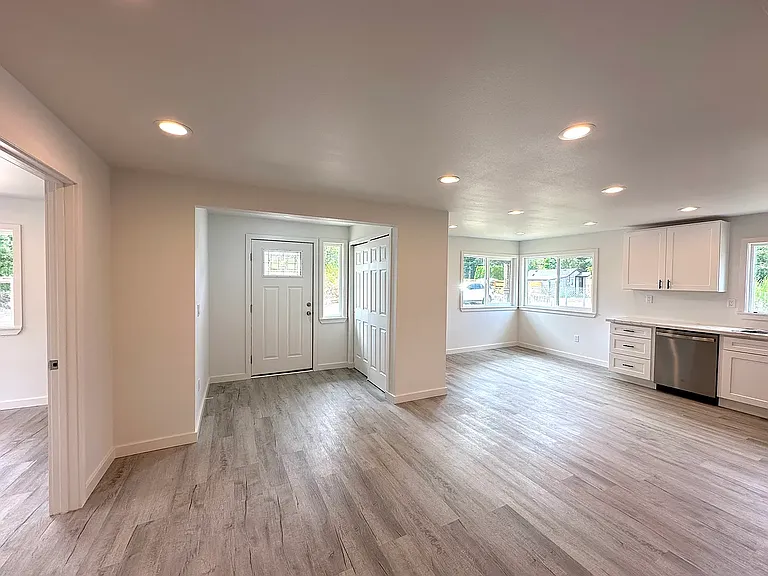 1743 SE Crawford Rd — Photo 4