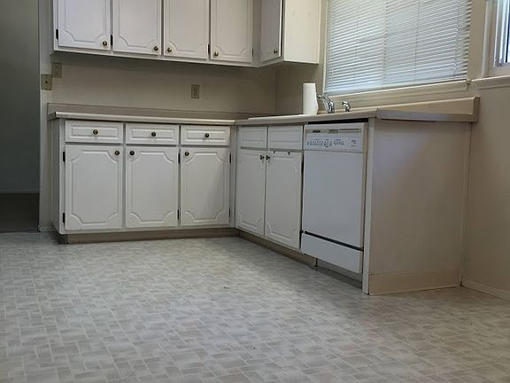 3rd image of 966 Crestline Ct