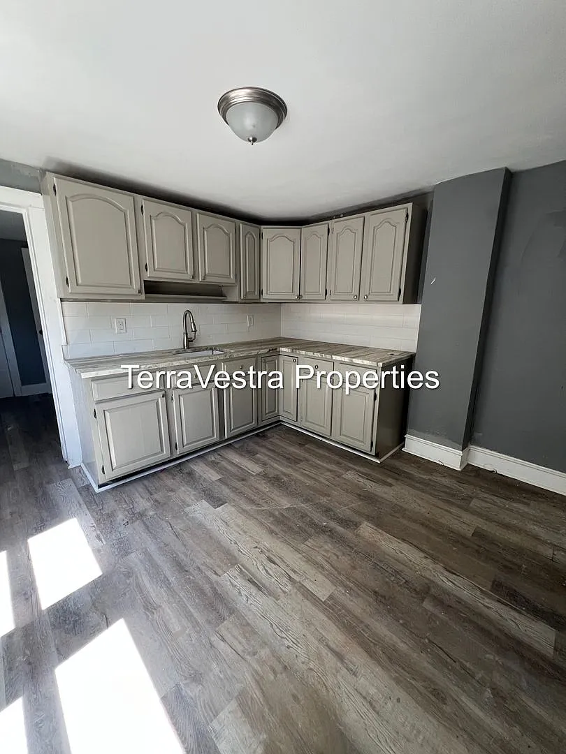 138 Denny Ave — Photo 2