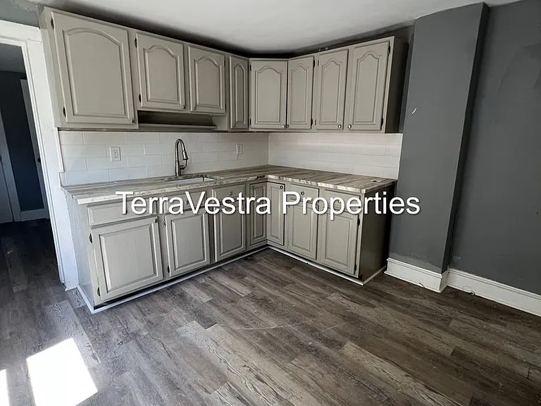 138 Denny Ave — Photo 2