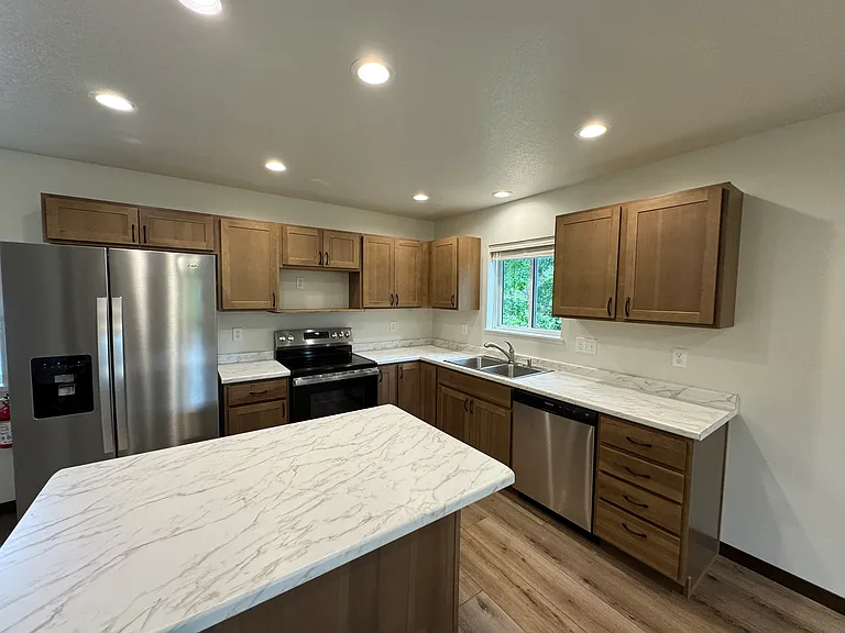 608 College St — Photo 2