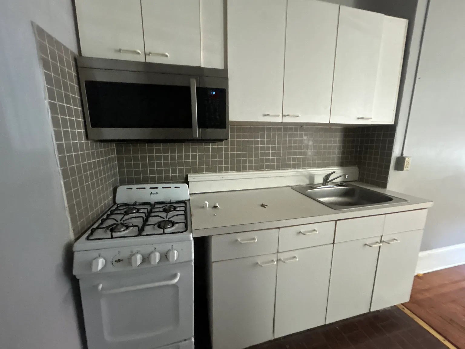 Studio, $990 — Photo 1