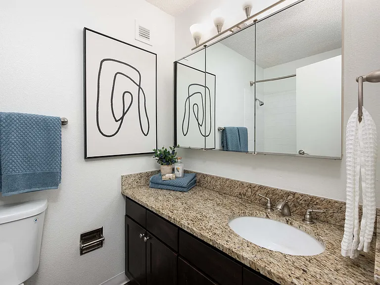 300 East 17th Apartments — Photo 15