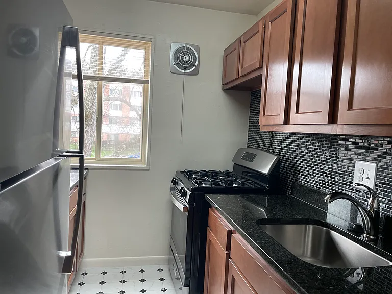 Kings Square Apartments — Photo 24