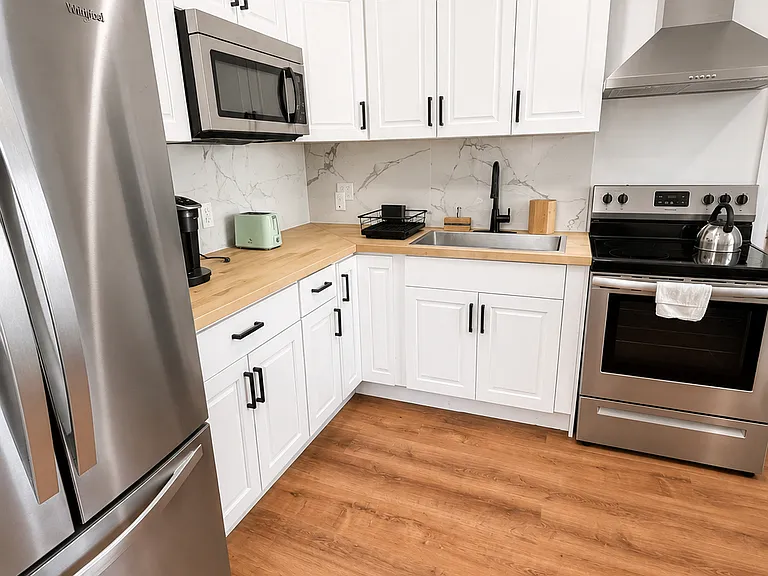 2702 NE 9th Ave — Photo 1