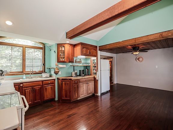 4th image of 10 Kendall Pond Road