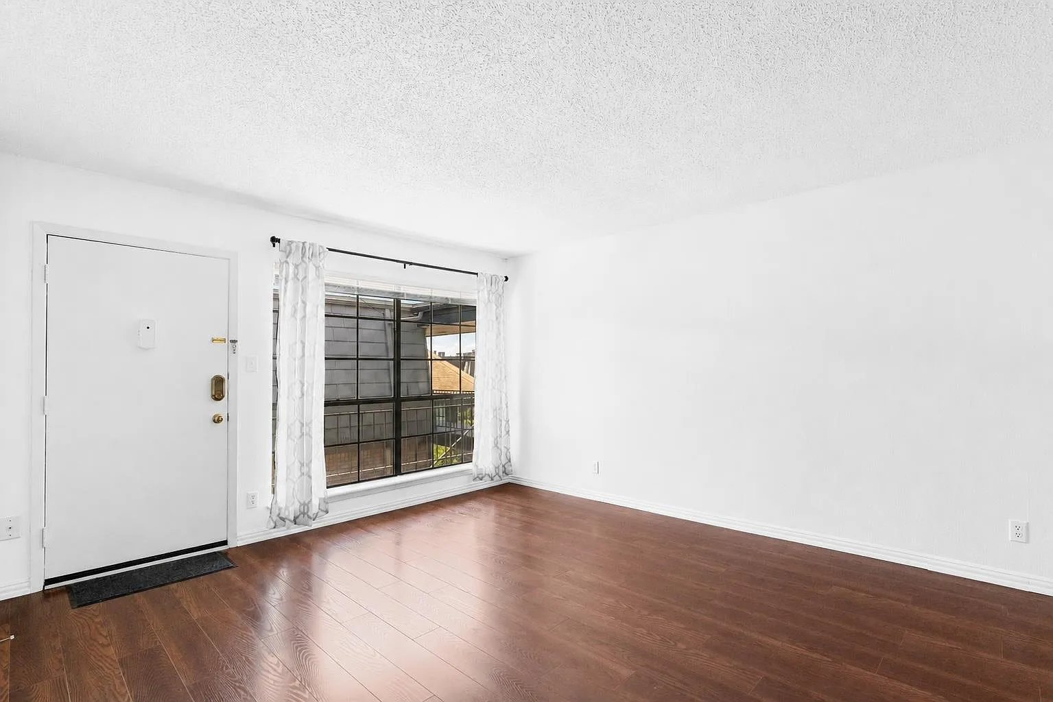 2 bed, 2.0 bath, 983 sqft, $1,600 — Photo 2