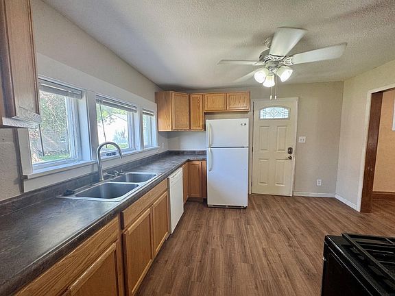 5th image of 716 Commercial St