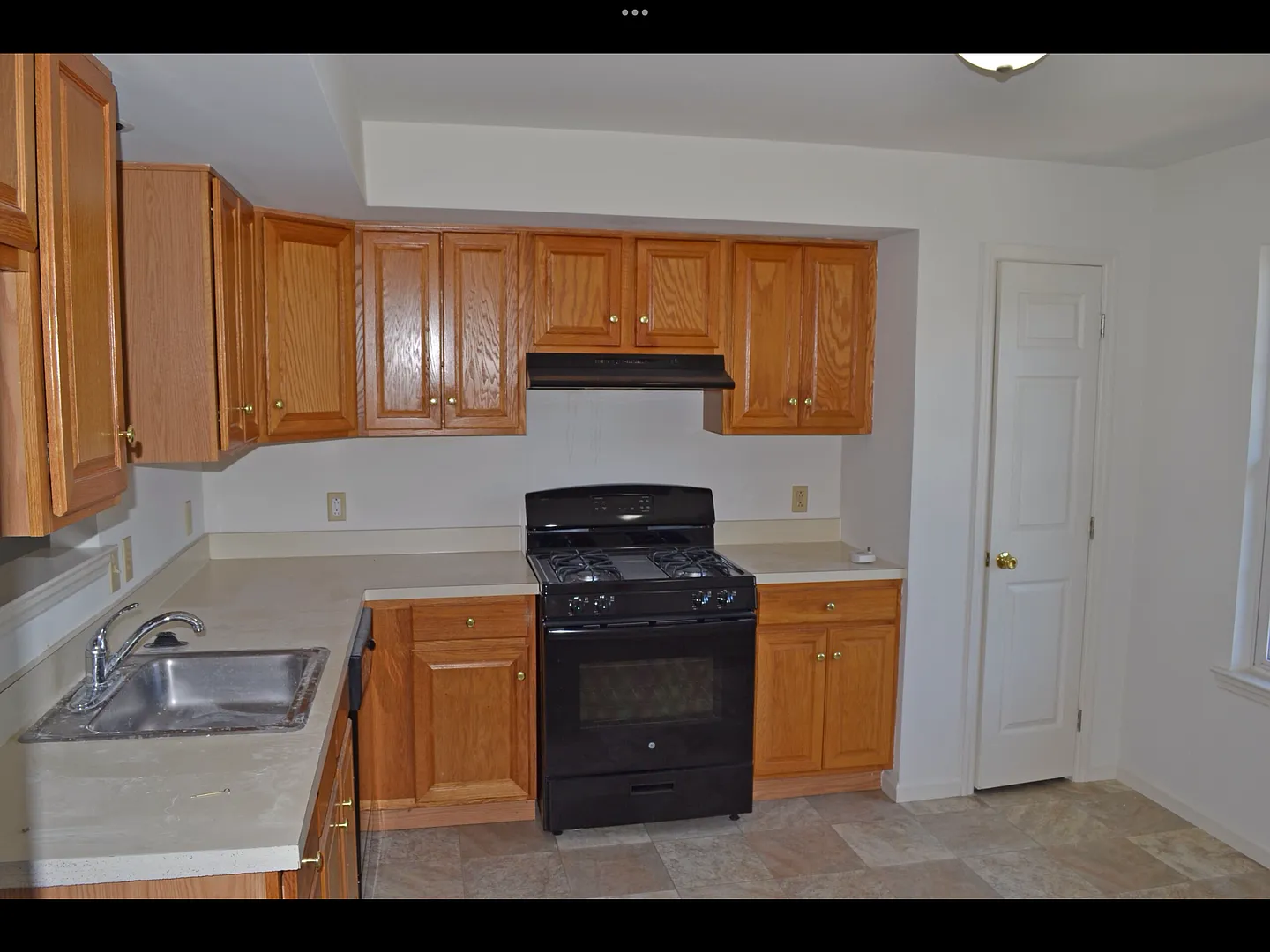 Beautiful townhome in Exeter Schools — Photo 2