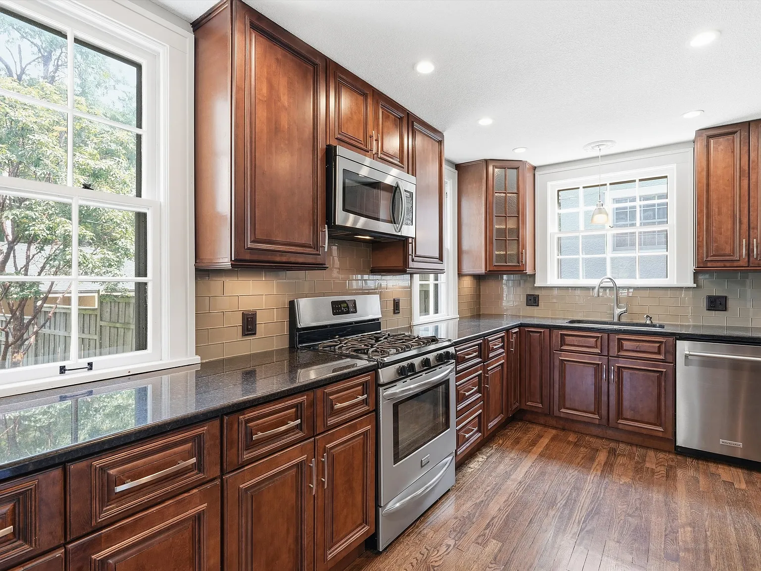 3 bed, 2.5 bath, 1820 sqft, $3,300 — Photo 4