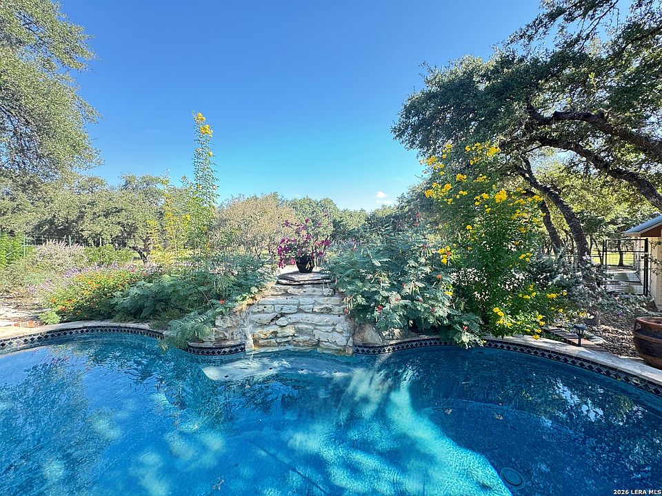 1st image of 309 LOST OAKS DR