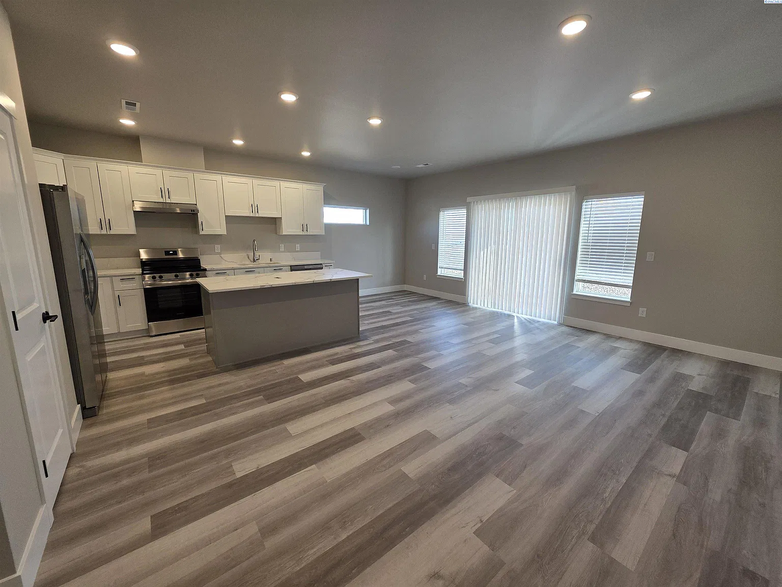 3 bed, 2.5 bath, 1370 sqft, $2,200 — Photo 4