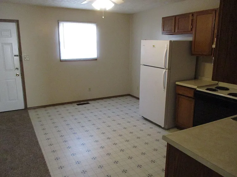 700 Golfcrest Rd N — Photo 3