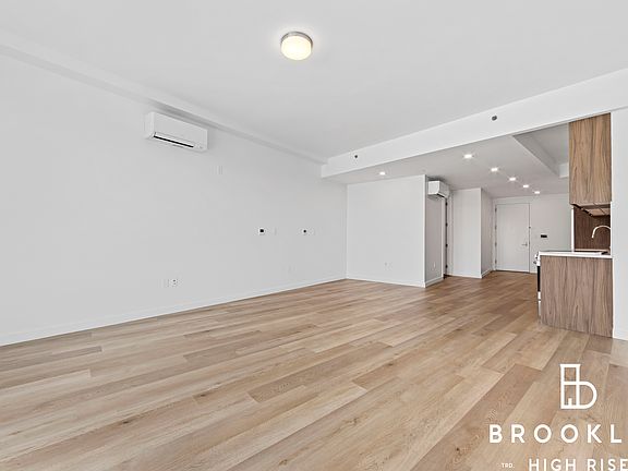 5th image of 50 E 10th St #545