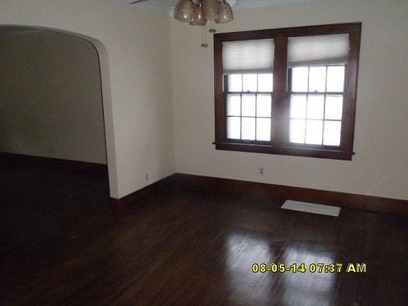 3rd image of 1422 N Prairie Ave