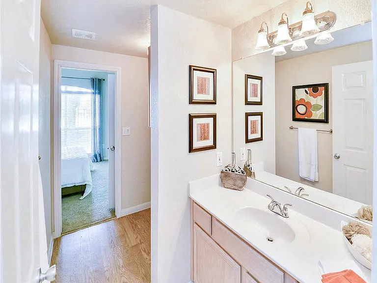 Bentley Place Apartments — Photo 12