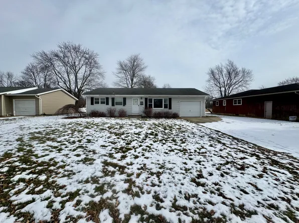 810 N Blackhoof St, Wapakoneta, OH 45895