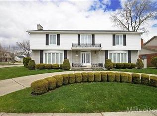 592 Canterbury Rd, Grosse Pointe Woods, MI 48236